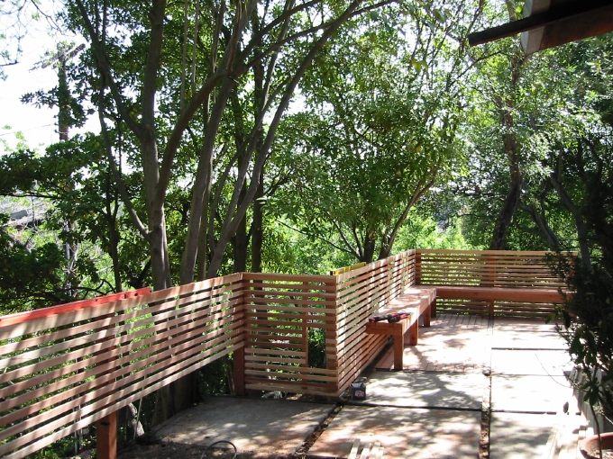 The railing and the first bench, seen from the larger part of the terrace.