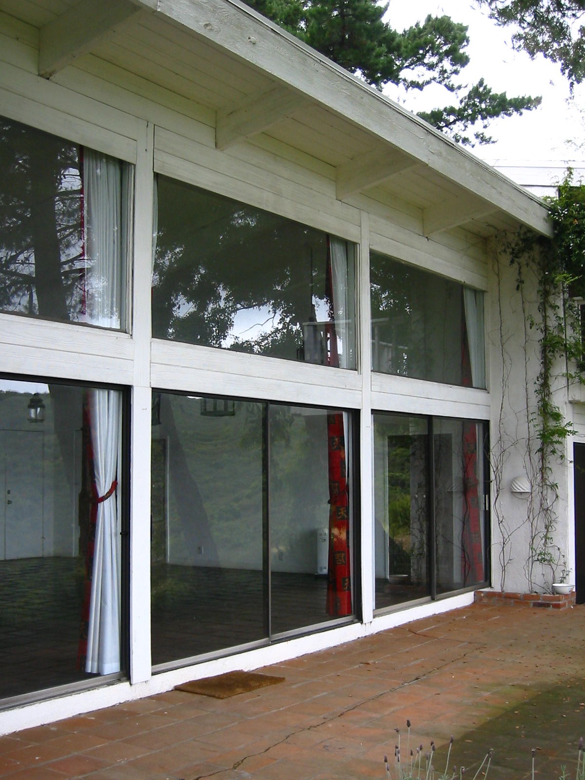 The original large glass facade looking to the west, out over the Pacific.