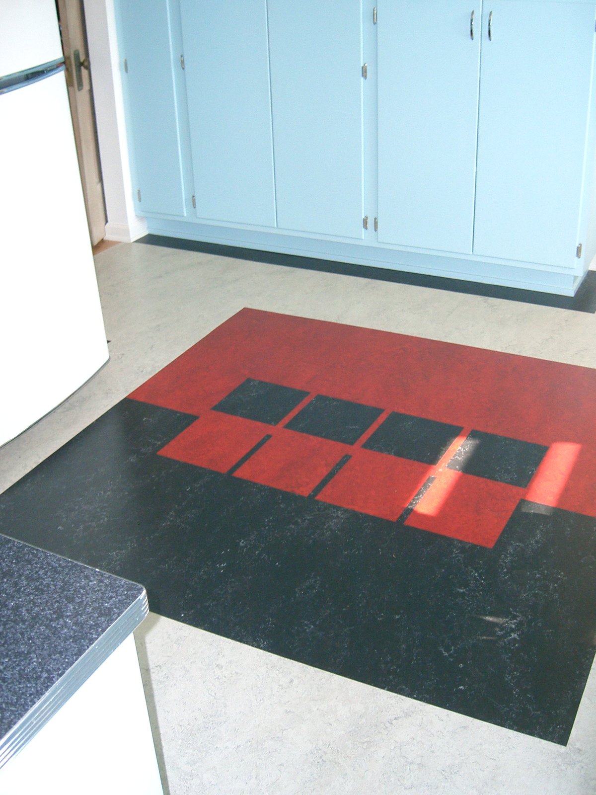 The linoleum in the kitchen is a reference to the divided light windows in the o