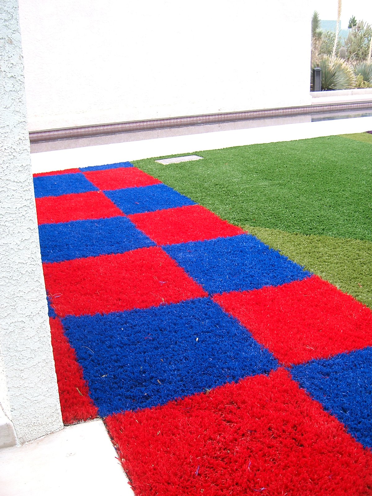 The checkerboard, which continues the grid in the concrete by the spa.