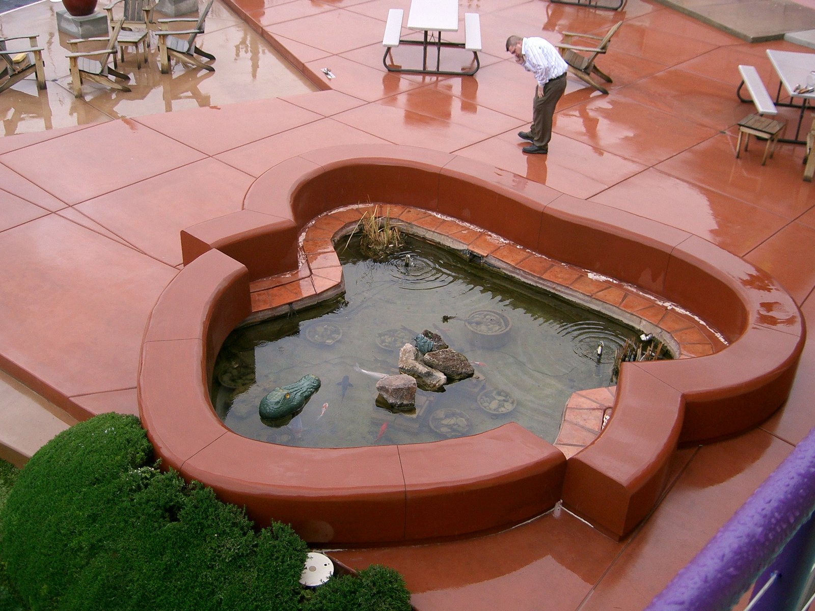 Looking from above, the new bench is a barrier for toddlers and so keeps the fro